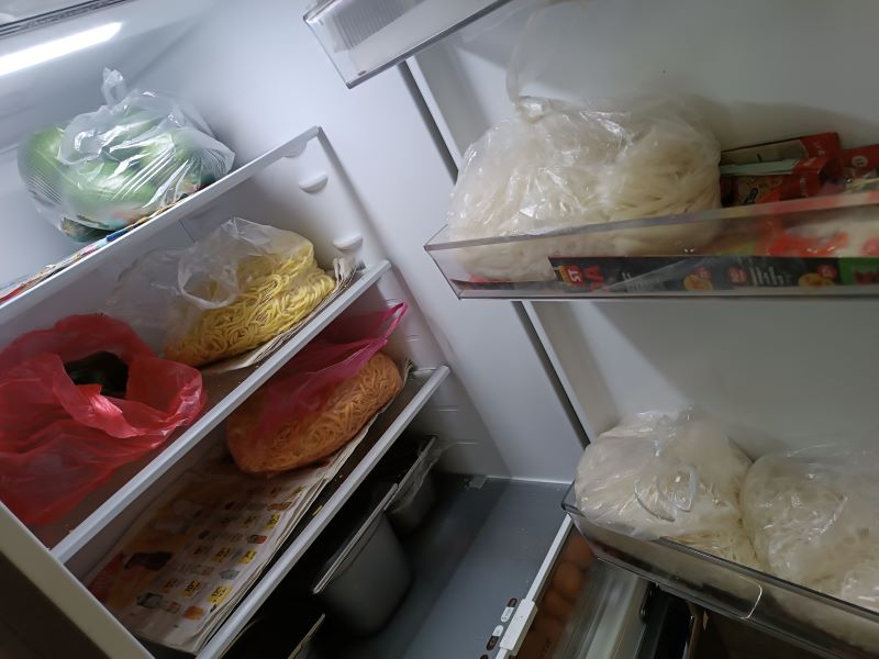 neoznačené potraviny a polotovary v lednici