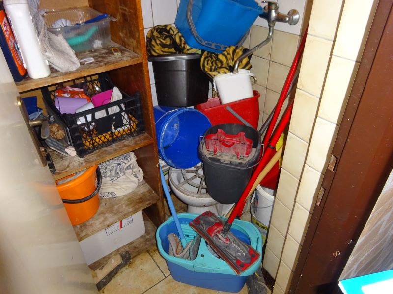 nepořádek a špína v úklidové komoře