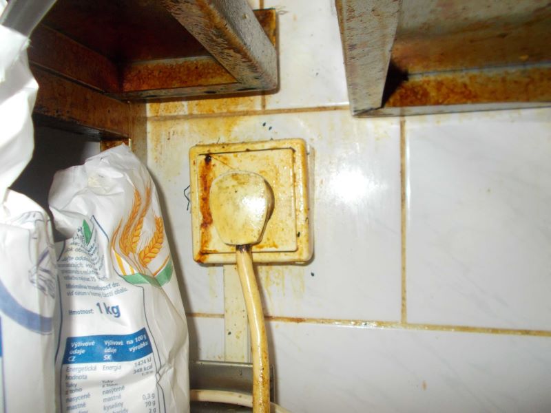 špinavá elektrická zásuvka