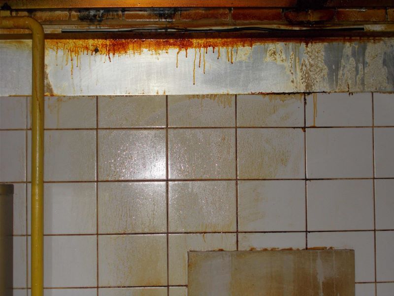 mastnoty stékající z digestoře