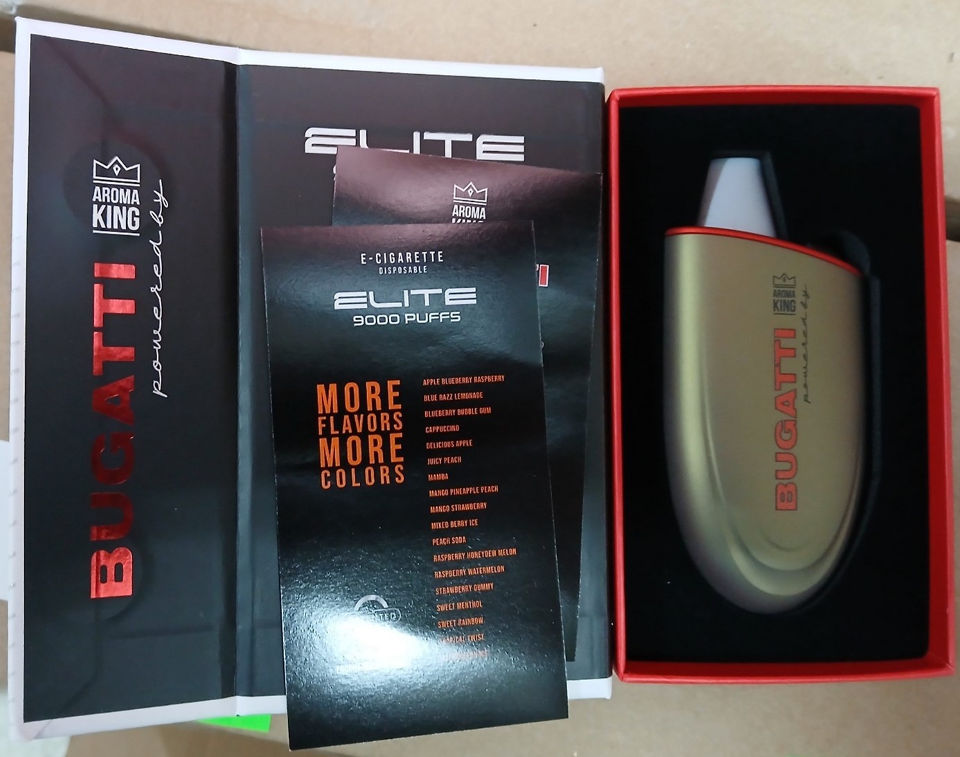 Jednorázová elektronická cigareta zn. AROMA KING BUGATTI powered by ELITE 9000 PUFFS, objem 15 ml, druhy: CAPPUCCINO, SWEET MENTHOL, RASPBERRY WATERMELON, STRAWBERRY GUMMY, RASPBERRY HONEYDEW MELON, PEACH SODA, MAMBA