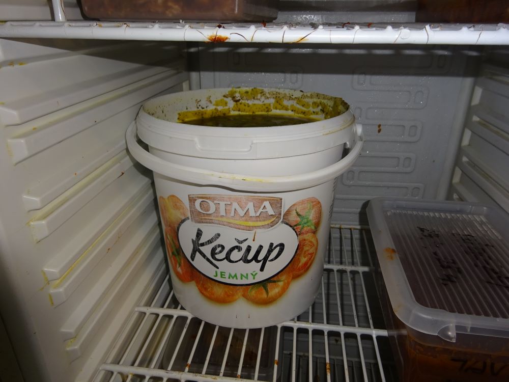 nádoba od kečupu s nevhodným obsahem