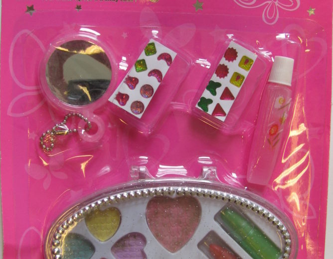 Nebezpečný výrobek – Petite Girls Make-up set